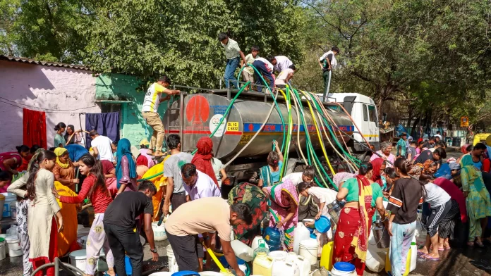 अरविन्द केजरीवाल ने दिल्ली का पानी टैंकर माफिया को सौंप दिया है: मनोज तिवारी