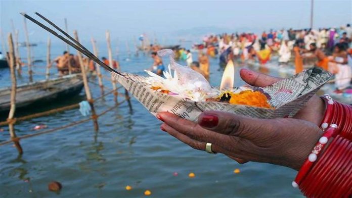 प्रयागराज में गंगा दशहरा के शुभारंभ पर श्रद्धालुओं ने लगाई पवित्र डुबकी