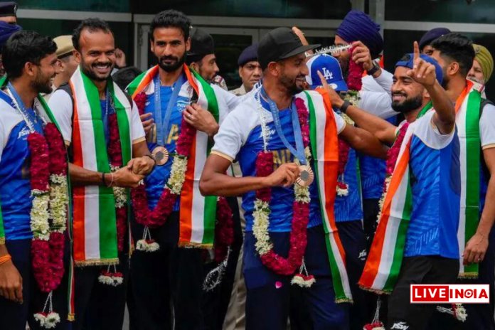 Paris Olympics में कांस्य पदक जीतने के बाद Indian Hockey Team का Delhi Airport पर देखिए किस अंदाज मे स्वागत किया गया