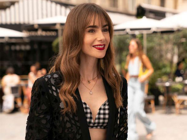 Lily Collins ने खुलासा किया कि कैसे 'Emily in Paris' ने फैशन की समझ दी