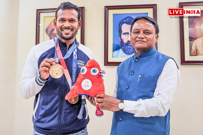 ओडिशा के CM Mohan Majhi ने Paris Olympics में कांस्य पदक जीतने पर स्टार हॉकी खिलाड़ी Amit Rohidas को सम्मानित किया