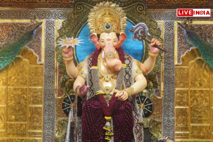 Ganesh Chaturthi 2024: बप्पा के दर्शन के लिए लालबागचा राजा में भक्तों की भारी भीड़